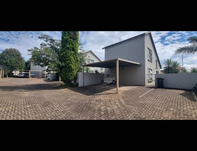 3 BEDROOM TOWNHOUSE FOR SALE IN HEUWELSIG ESTATE